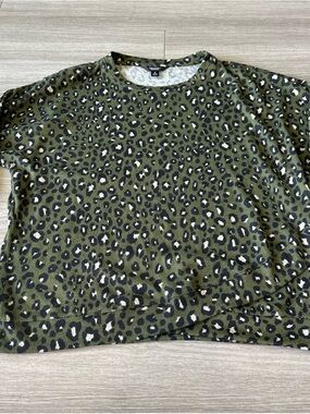 Simply Vera Vera Wang Olive Green Leopard Print Crewneck Top